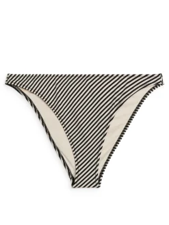 Mönstrad Bikinitrosa